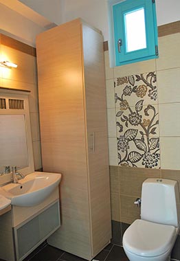 Salle de bain spacieuse à l'appartement de Kampos Home à Sifnos