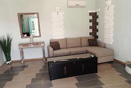 Το σαλόνι του διαμερίσματος στο Kampos Home στη Σίφνο