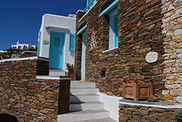 L'entrée à la réception de Kampos Home à Sifnos