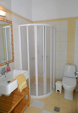 Salle de bain dans les chambres standard du Kampos Home at Sifnos