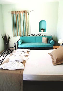Chambre à coucher avec double chambre métallique et un canapé