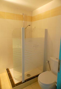 Salle de bain avec douche dans la maisonnette