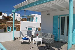 Spacious veranda with lounge